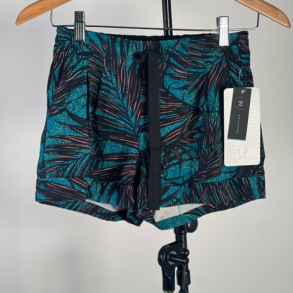 NWT New Lululemon Spring Break Away Short II Palm Lace Tofino Teal Multi - Picture 8 of 8